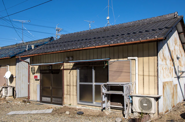 外壁や設備が古くなった空き家の参考写真