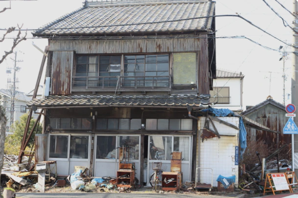 家の周囲に家財や残置物が多く残る住宅の参考写真